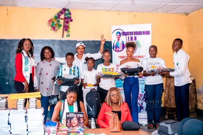 Distribution de dons aux enfants vulnérables